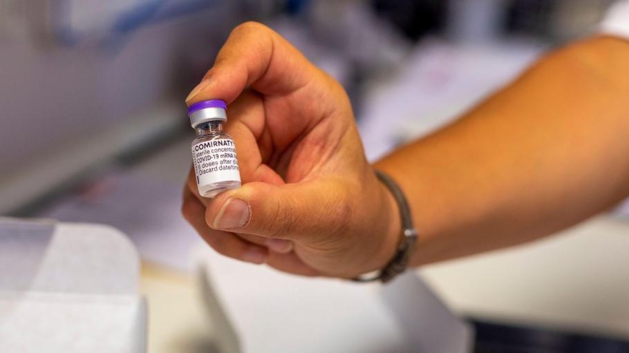 Diferența între vaccinul Pfizer și paracetamol. Medic român: ”Știm mai multe despre vaccin, decât despre unele substanțe banale pe care le folosim fără rețineri” Fiolă cu vaccinul Pfizer