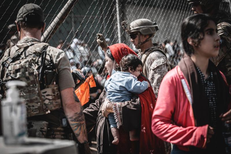 Explozie la una dintre porțile de intrare către aeroportul din Kabul, după ce un atacator sinucigaș s-ar fi aruncat în aer Refugiați afgani evacuați cu avioane militare din Kabul