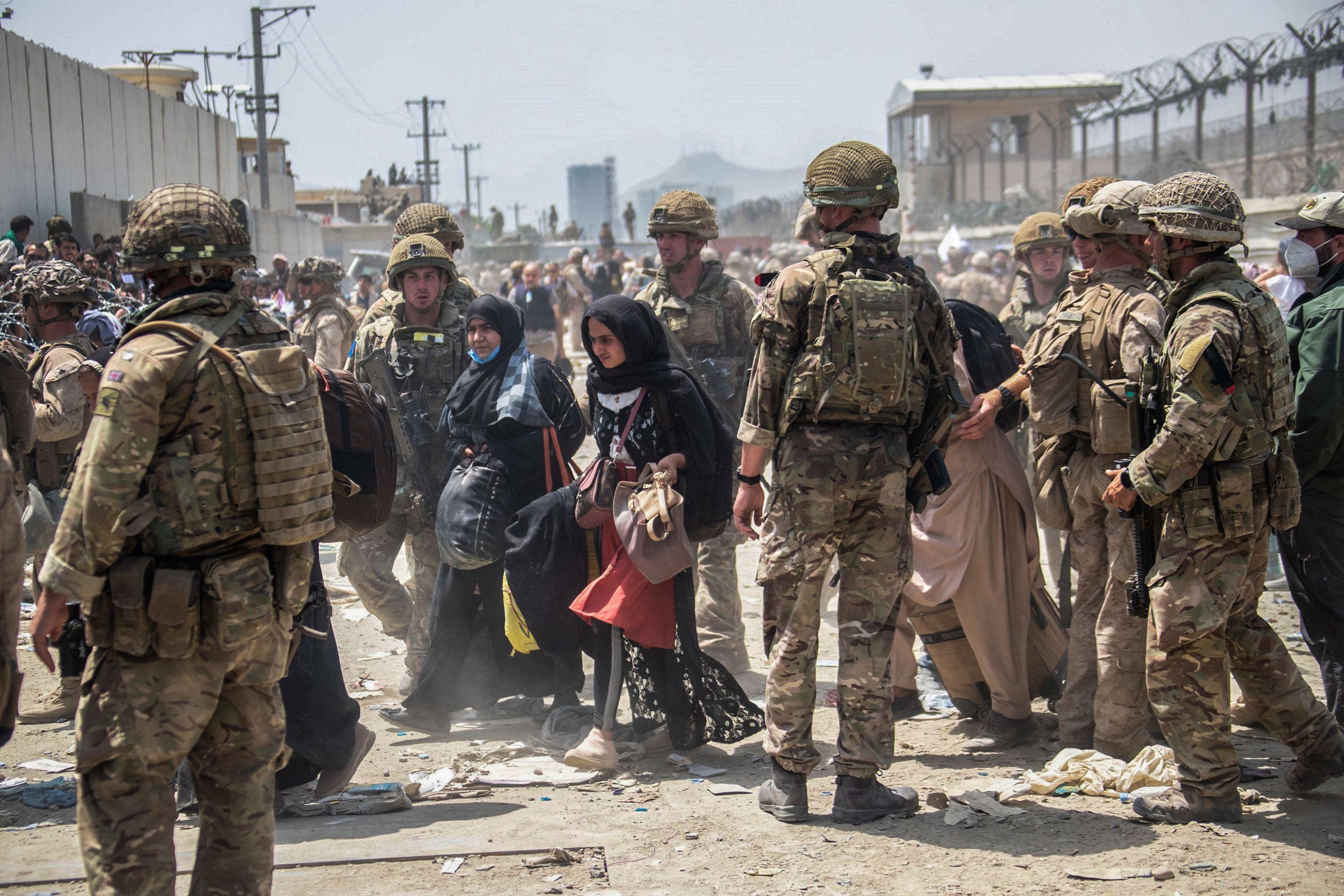 Refgiați afgani ajutați de militari să ajungă la avioanele de pe aeroportul din Kabul