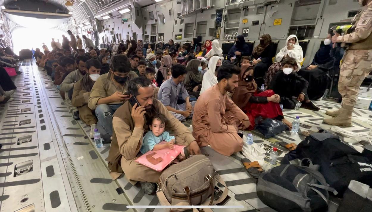 Refugiații afgani într-un avion militar, pe Aeroportul Internațional Hamid Karzai din Kabul