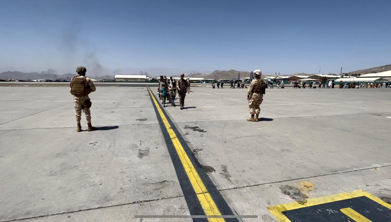 Imagine de pe aeroportul din Kabul, cu fumul care se ridică la orizont în urma exploziei