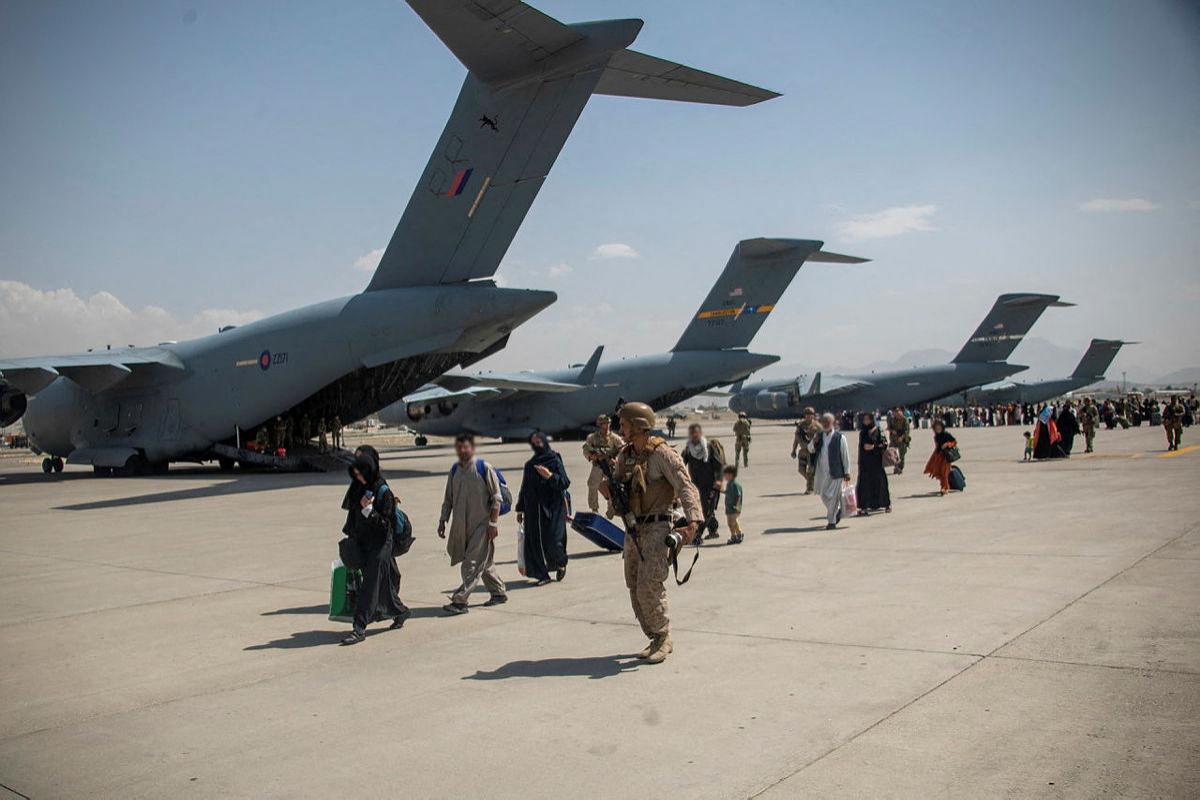 Refugiații afgani sunt evacuați de pe Aeroportul Internațional Hamid Karzai din Kabul