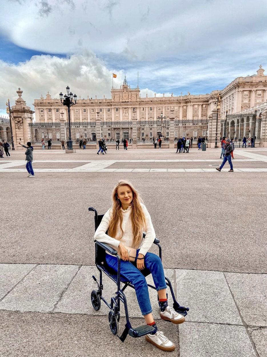 Tânără de 28 de ani, lasată în scaun cu rotile de mucegaiul din apartament, în Marea Britanie