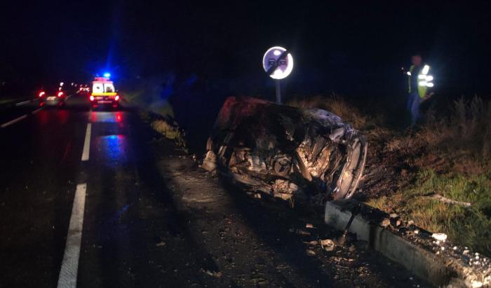 Un tânăr a ars de viu la volanul mașinii, după un accident cumplit între Lețcani și Podu Iloaiei. Pasagerul de 28 de ani a fost aruncat prin parbriz