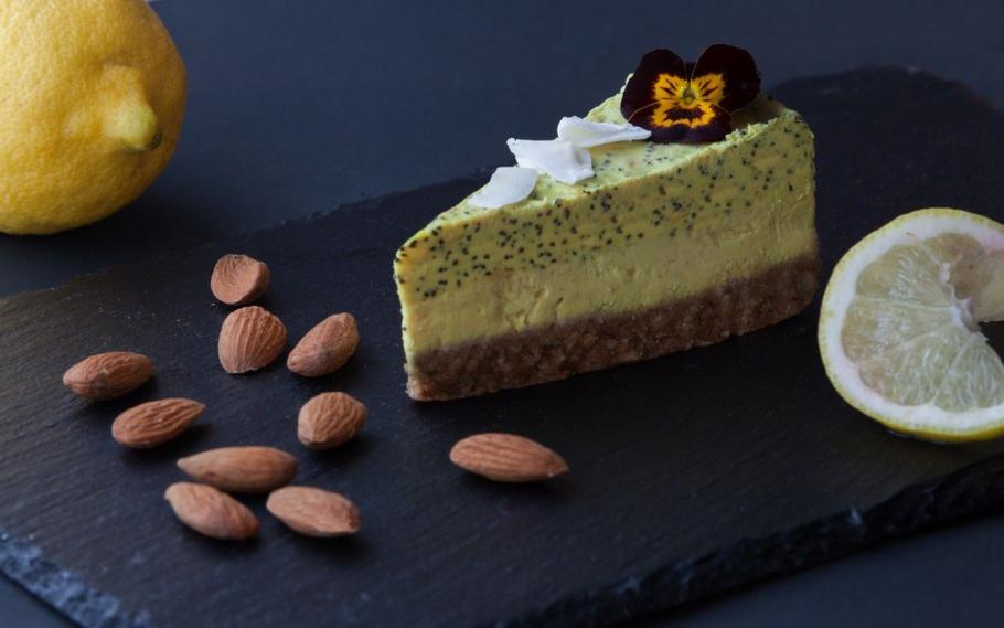 Poți mânca sănătos chiar dacă îți plac dulciurile. Iată ce alegeri să faci felie de tort raw vegan