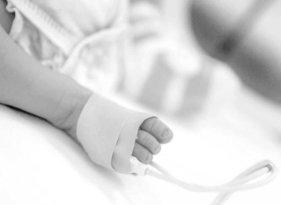 Doi copii de o lună, respectiv 4 ani, internați cu Covid în stare gravă la Matei Balș. Mamele, nevaccinate, nu i-au adus la timp la spital Bebeluș conectat la aparate, pe un pat de spital