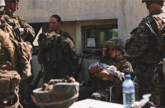 Femeia soldat, simbolul eforturilor de evacuare ale Armatei SUA din Afganistan, a fost ucisă de ISIS în atacul sinucigaş de la aeroport