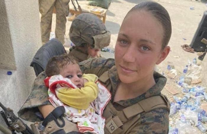 Femeia soldat, simbolul eforturilor de evacuare ale Armatei SUA din Afganistan, a fost ucisă de ISIS în atacul sinucigaş de la aeroport