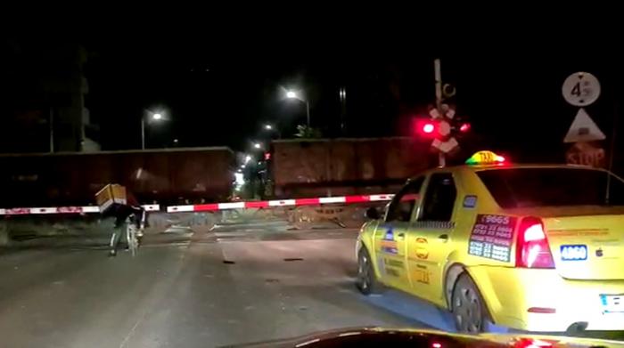 Un marfar rămas blocat pe șine mai bine de 5 ore a paralizat traficul în zona Petricani din Capitală
