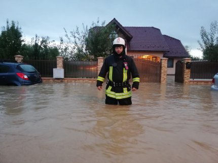 Imaginile dezastrului lăsat în urmă de furtuna care a făcut prăpăd în judeţul Braşov. Pompierii, chemaţi la peste 30 de intervenţii