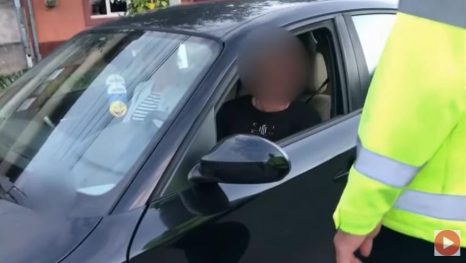 Șoferiță către polițist, după ce a fost prinsă băută la volan, în Lugoj: ”Băi, tâmpitule, eu nu sunt beată! Sunt persoană publică!” Șoferiță prinsă la volan sub influenta alcoolului, pe o stradă din Lugoj
