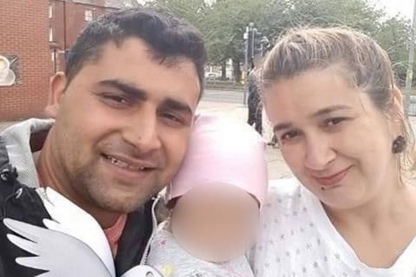 Bebeluşul unor români din UK a murit din cauza unor răni la cap. Părinții, Mihai și Gabriela, aduși în fața instanței