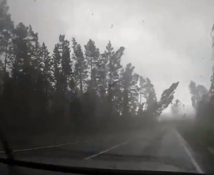 Iadul trăit de un șofer prins în mijlocul unei tornade, în Belarus. În Rusia, o furtună violentă a ucis un copil și doi adulți