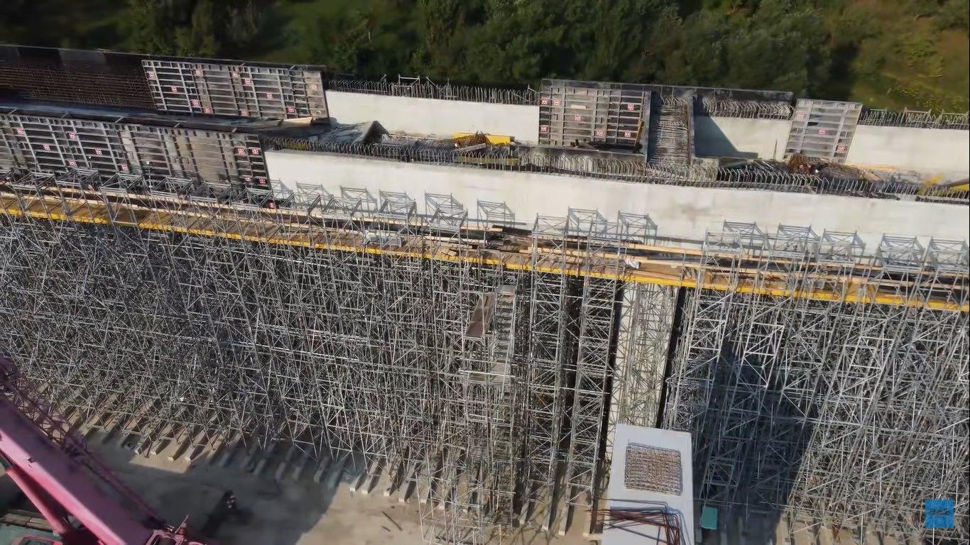 Unul dintre cele mai impresionante proiecte în construcţie din România. Imagini cu viaductul de la Tălmăcel. FOTO şi VIDEO