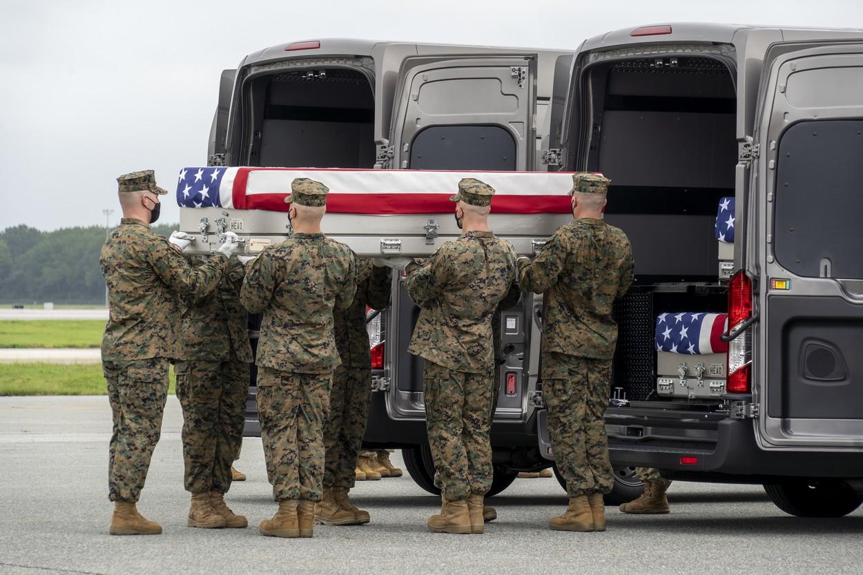 Trupurile militarilor americani uciși în atentatul de la Kabul au ajuns acasă. 12 dintre ei aveau între 20 şi 25 de ani