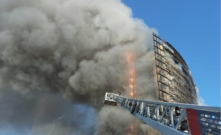 Un bloc de 18 etaje, din Milano, a fost curprins de flăcări când peste 100 de persoane se aflau în interior Incendiul ar fi izbucnit la etajul 15 al unei clădiri cu 18 etaje din Milano