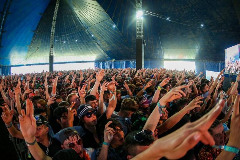 O tânără a murit la un festival de muzică în Anglia, în faţa familiei Tânăra a început să se simtă rău în timpul recitalului susţinut de artistul american Post Malone