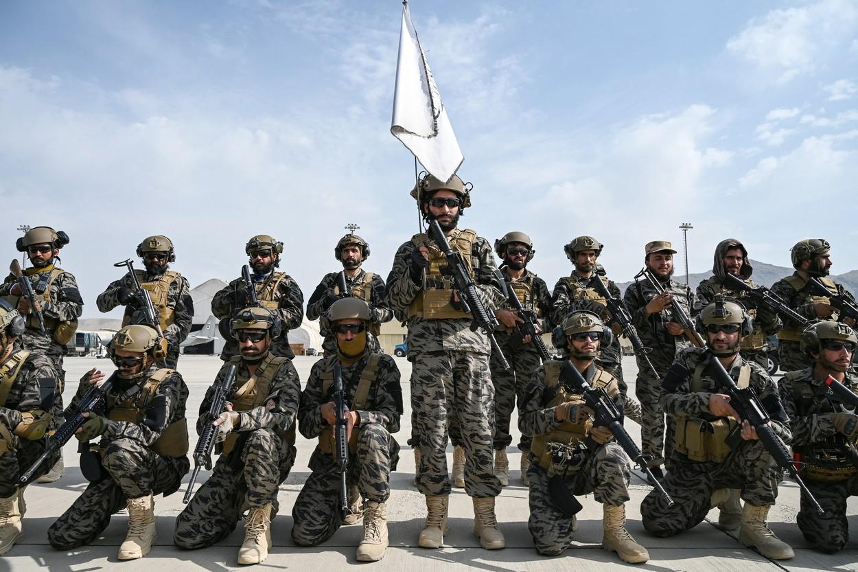 "Retragerea SUA din Afganistan este o lecție pentru întreaga lume", transmit talibanii în timp ce sărbătoresc cu focuri de artificii