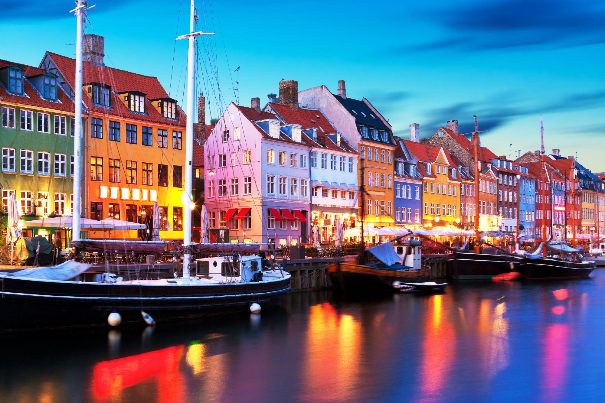 Panoramă de seară pitorească a arhitecturii faimoase a digului Nyhavn în orașul vechi din Copenhaga, Danemarca
