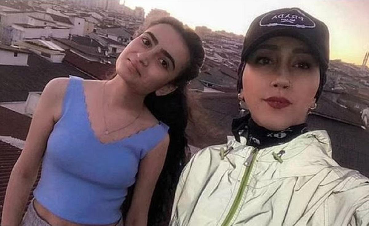 Kubra Dogan şi verişoara ei Helen, în vârstă de 16 ani