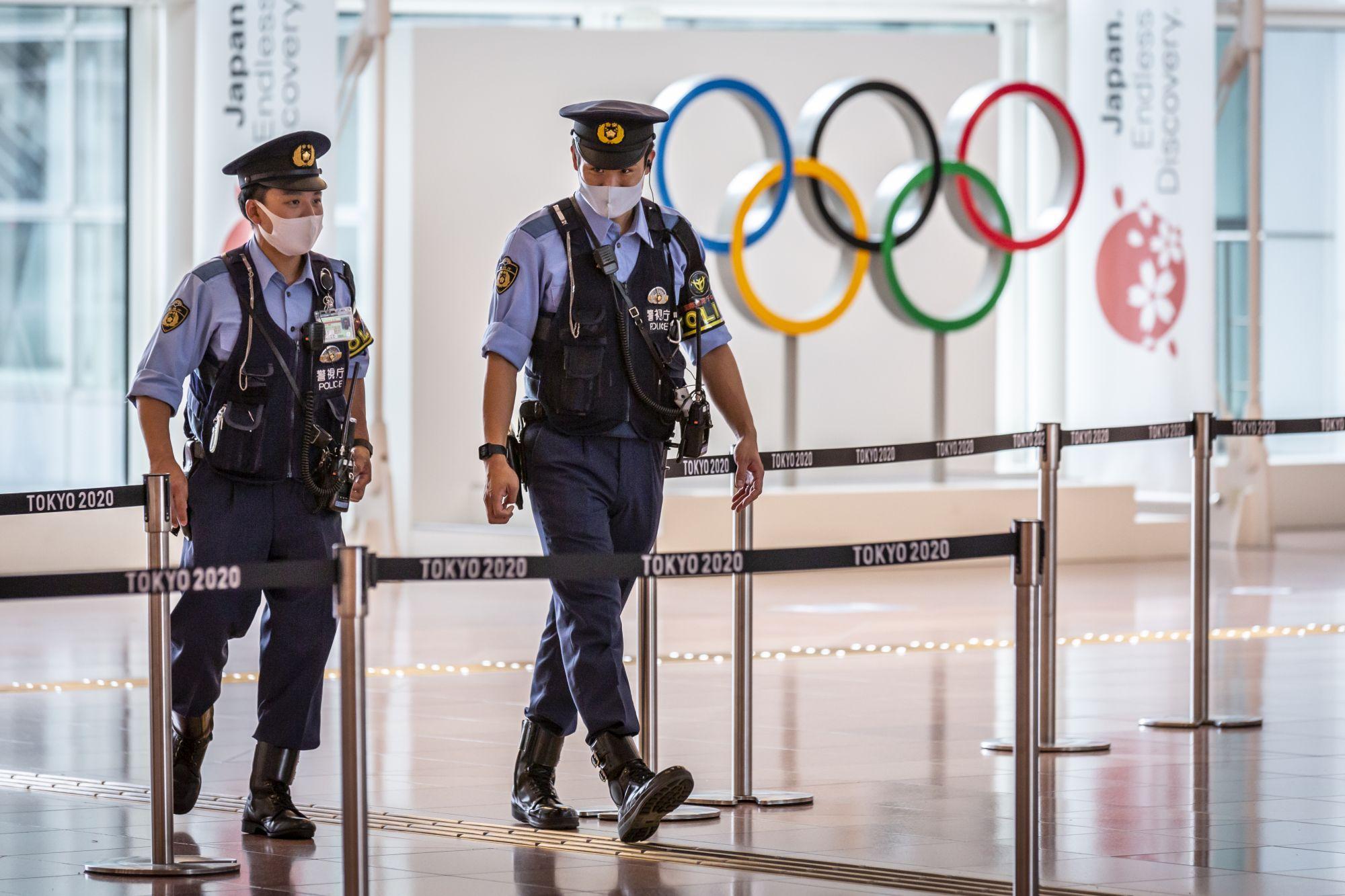Japonia a umilit trei cetăţeni care au încălcat regulile de protecţie anti-covid Poliţiştii patrulează aeroportul din Tokyo pentru a asigura măsurile de protecţie anti-covid