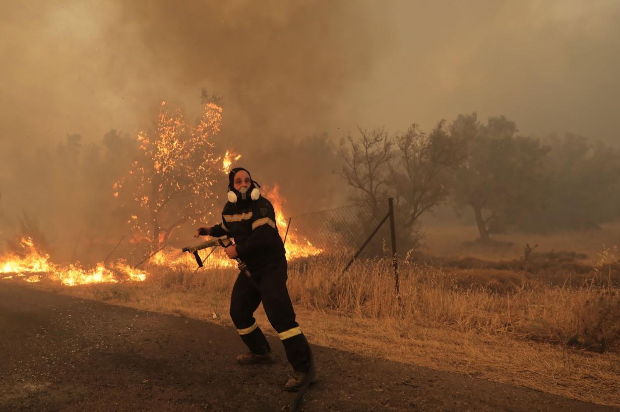 Grecia e în flăcări după cele mai mari temperaturi din istorie. Noi incendii au izbucnit în suburbiile Atenei