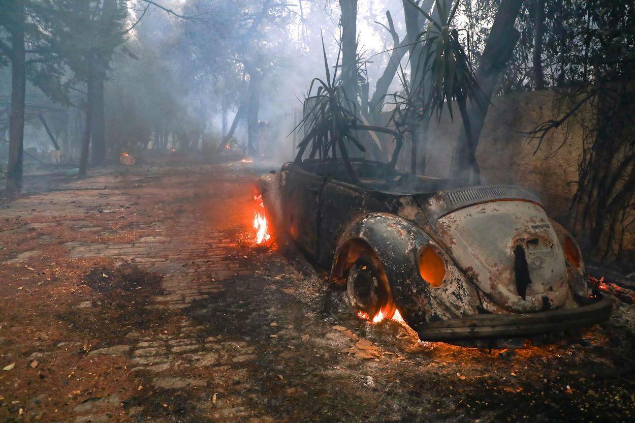 Grecia e în flăcări după cele mai mari temperaturi din istorie. Noi incendii au izbucnit în suburbiile Atenei