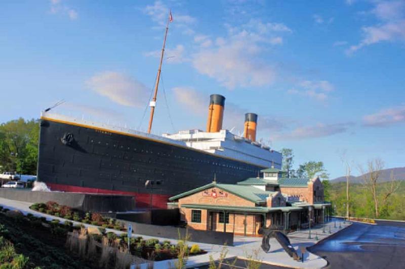 "Blestemul" Titanicului a lovit din nou. Peretele de gheață de la un muzeu dedicat dezastrului maritim s-a prăbușit și a rănit 3 persoane
