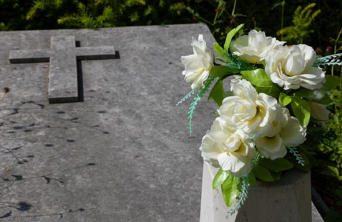 Un mire cu inima frântă a rostit cu ultimele puteri jurămintele de nuntă la înmormântarea logodnicei Un mire cu inima frântă a rostit cu ultimele puteri jurămintele de nuntă la înmormântarea logodnicei