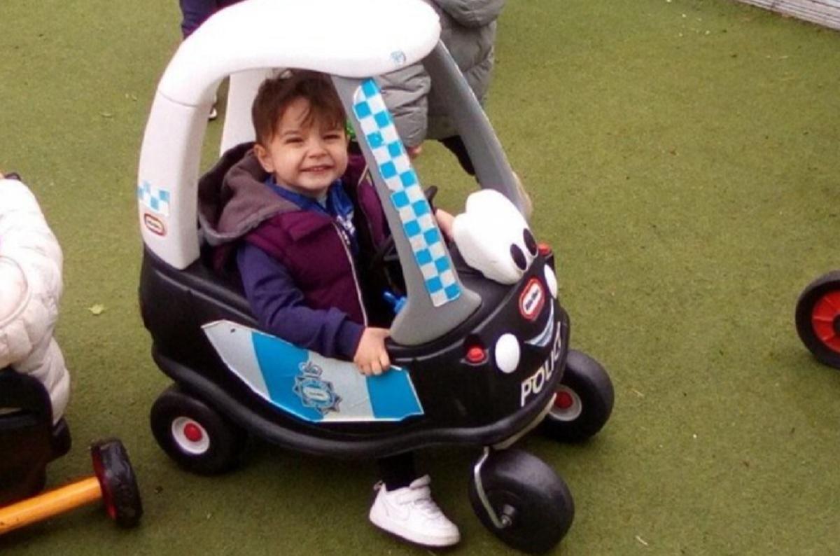 Mamă în lacrimi după ce a aflat că băieţelul ei are cancer în stadiul patru Mamă în lacrimi după ce a aflat că băieţelul ei are cancer în stadiul patru