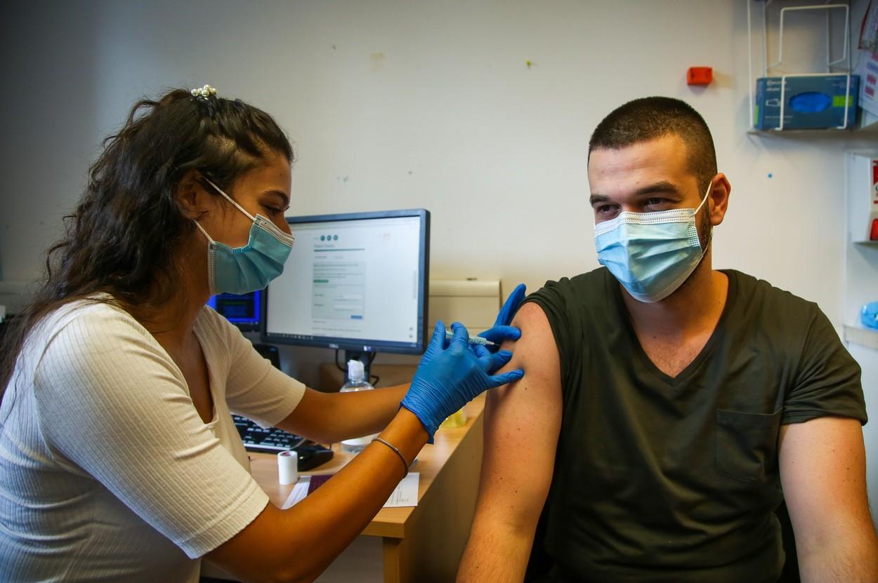 Tinerii de 16 şi 17 ani din Marea Britanie se vor putea vaccina fără acordul părinţilor. Autorităţile britanice s-au contrazis în interval de două săptămâni Tinerii de 16 şi 17 ani din Marea Britanie se vor putea vaccina fără acordul părinţilor. Autorităţile britanice s-au contrazis în interval de două săptămâni
