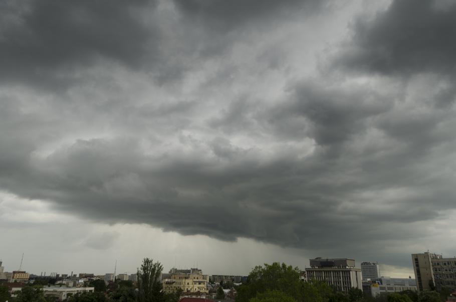 București, între caniculă și furtună. Temperaturile scad de la 37 de grade la 31 București, între caniculă și furtună. Temperaturile scad de la 37 de grade la 31