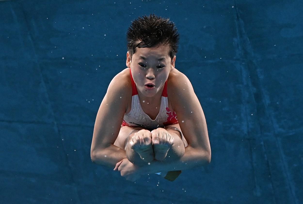 O chinezoaică de 14 ani a luat aur la sărituri în apă cu 10 pe linie O chinezoaică de 14 ani a luat aur la sărituri în apă cu 10 pe linie