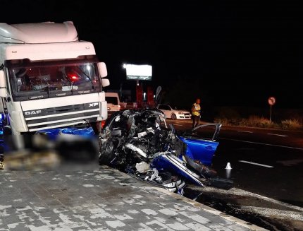 Impact devastator între un Audi A6 şi un TIR. Trei tineri au murit pe Centura Focşaniului