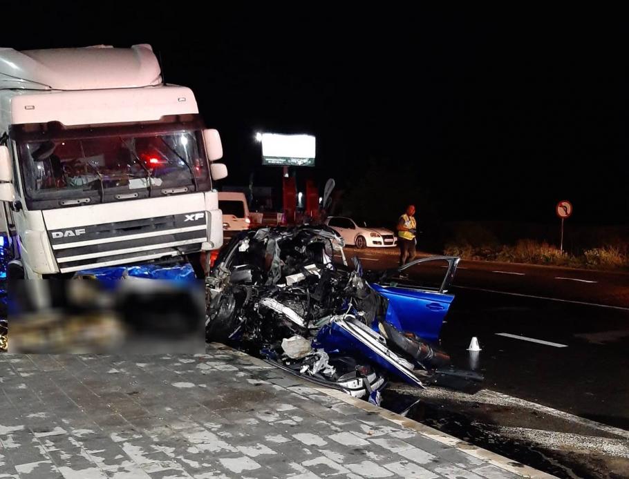 Impact devastator între un Audi A6 şi un TIR. Trei tineri au murit pe Centura Focşaniului Impact devastator între un Audi A6 şi un TIR. Trei tineri au murit pe Centura Focşaniului