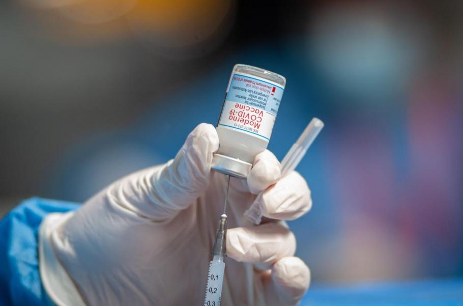 Agenţia Europeană a Medicamentului spune că nu există suficiente date pentru a recomanda doza trei de vaccin: "E prea devreme să confirmăm dacă şi când o doză de supra-rapel va fi necesară" Agenţia Europeană a Medicamentului spune că nu există suficiente date pentru a recomanda doza trei de vaccin: "E prea devreme să confirmăm dacă şi când o doză de supra-rapel va fi necesară"