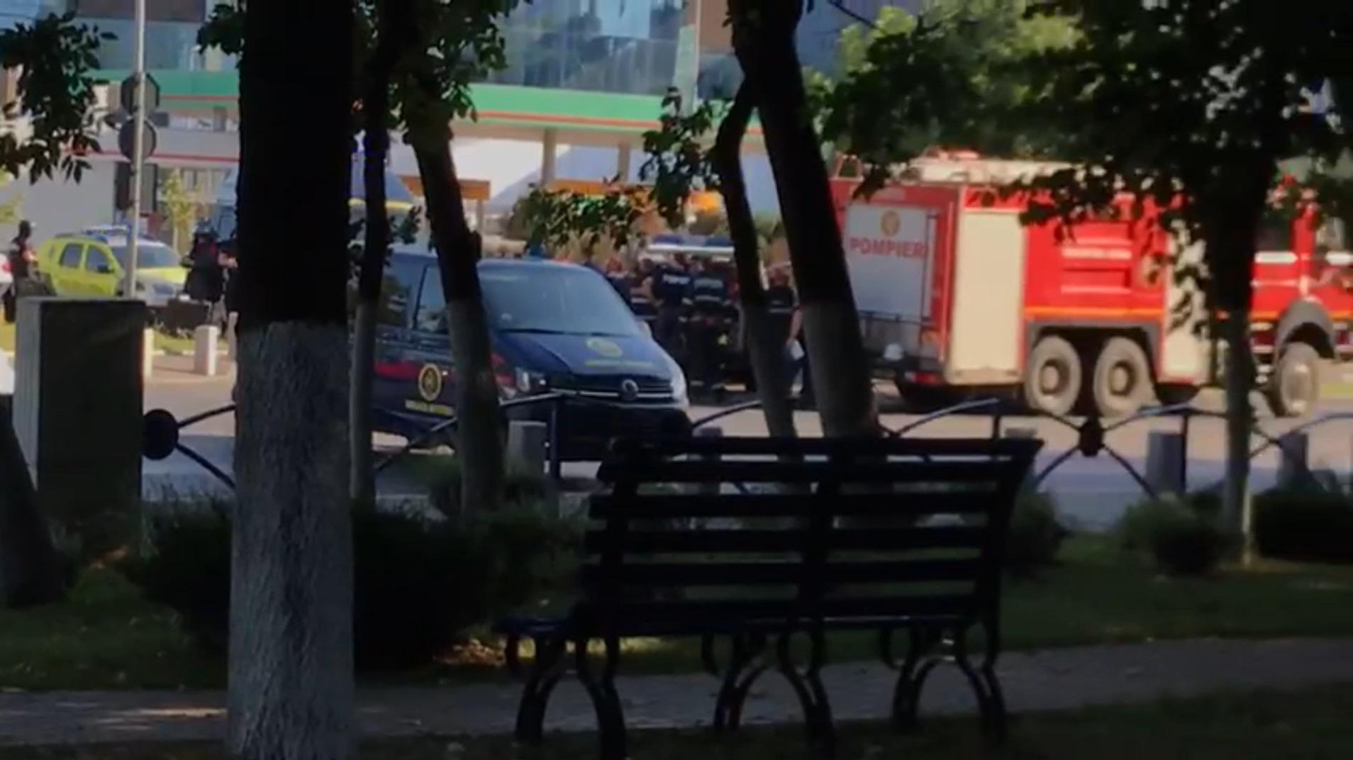 Alertă cu bombă în București, lângă un cunoscut mall din Berceni. A fost găsit un geamantan suspect