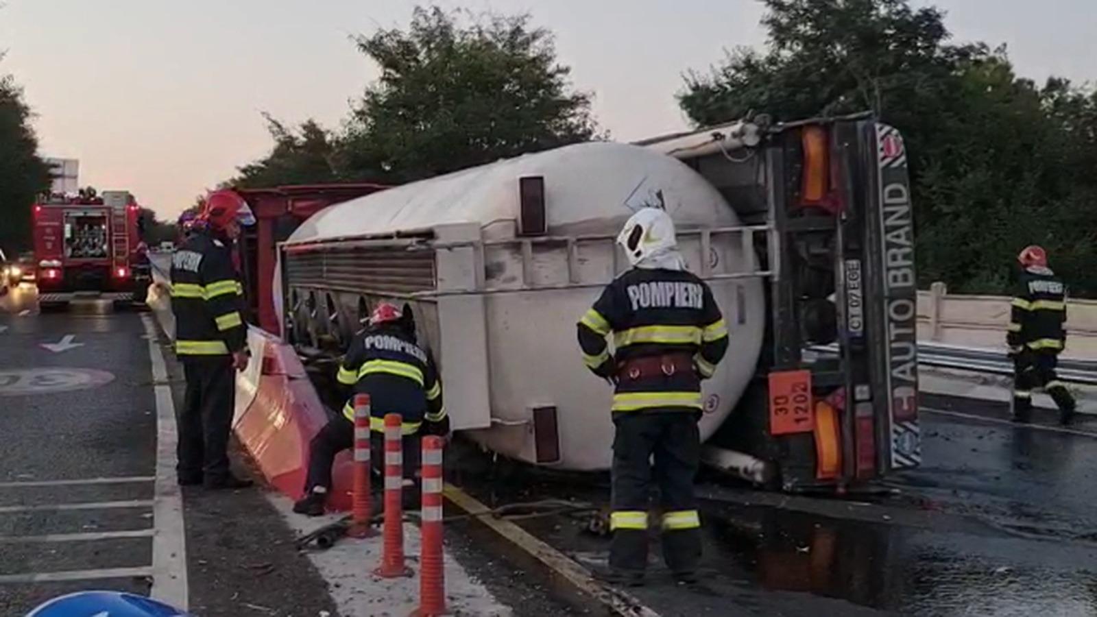 O cisternă plină cu motorină, răsturnată pe şosea. Pompierii din Constanţa au intervenit rapid şi au evitat o tragedie