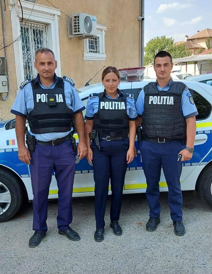De la stânga la dreapta, Petre, Roxana și Claudiu, polițiști ai Secției 5 din orașul Strehaia