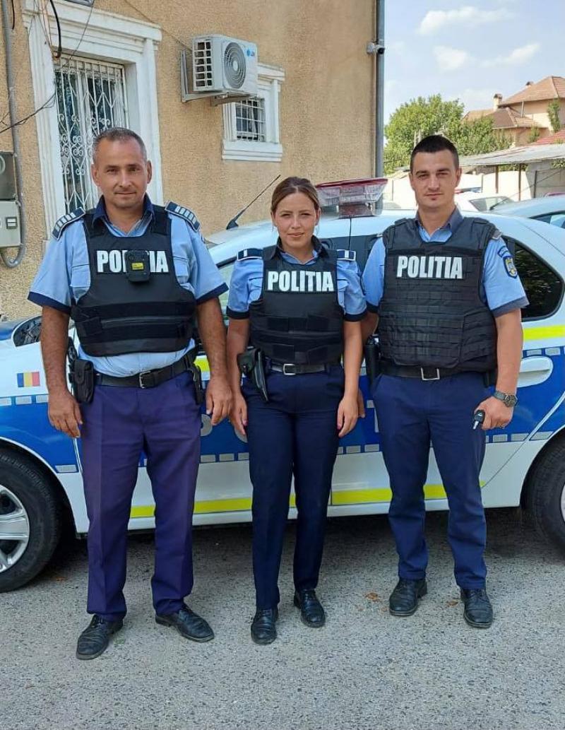 De la stânga la dreapta, Petre, Roxana și Claudiu, polițiști ai Secției 5 din orașul Strehaia De la stânga la dreapta, Petre, Roxana și Claudiu, polițiști ai Secției 5 din orașul Strehaia