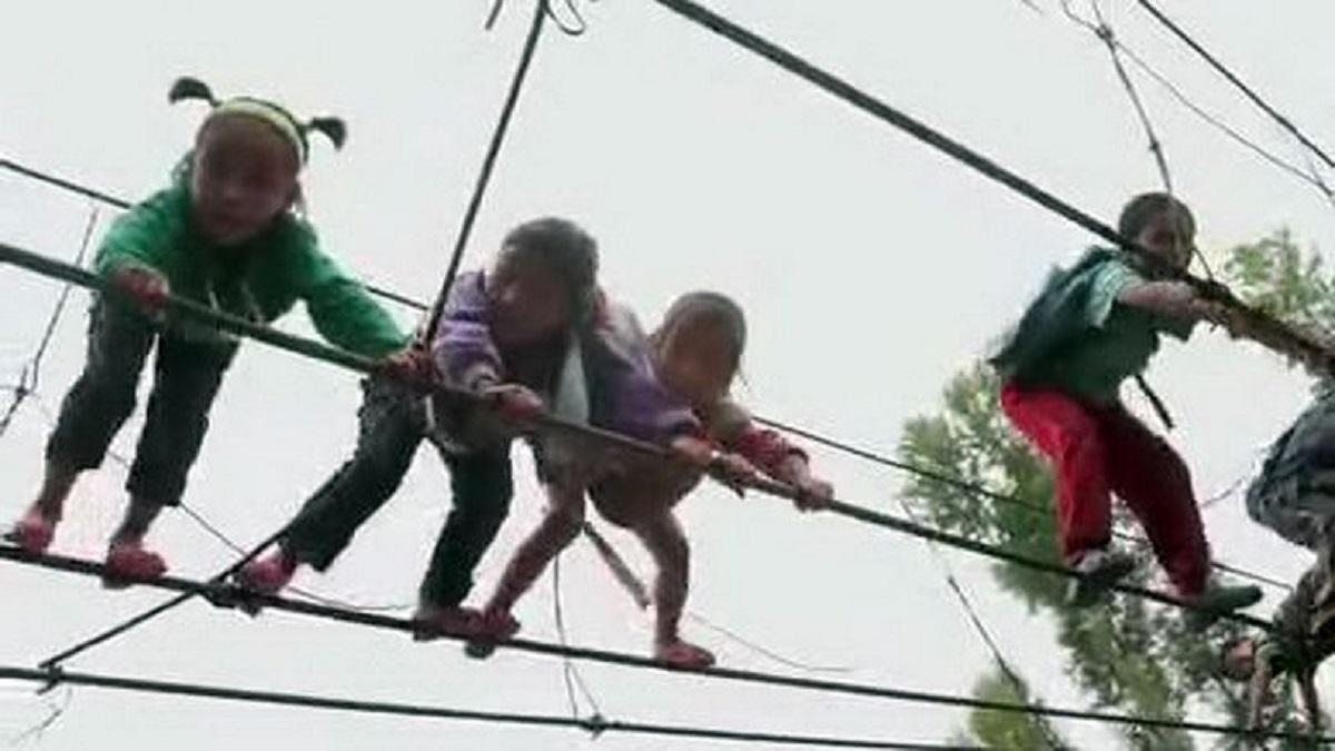 Copiii coboară 2000 de trepte şi escaladează muntele pentru a ajunge la civilizaţie