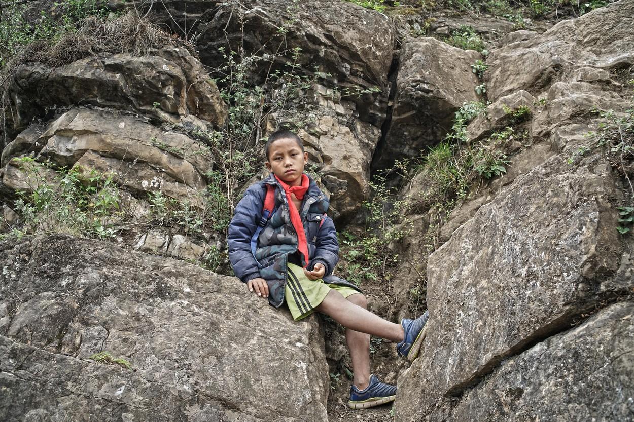 Copiii coboară 2000 de trepte şi escaladează muntele pentru a ajunge la civilizaţie