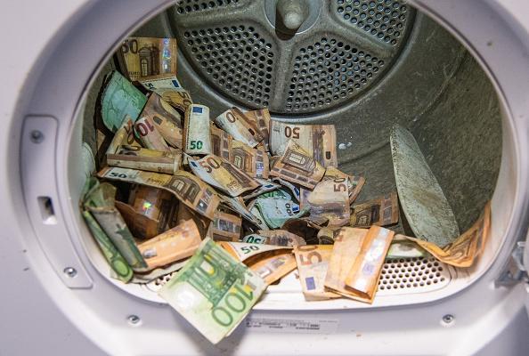 Spălare de bani la propriu în Germania. Munţi de bancnote murdare sau ude după inundații sunt uscate de Banca Federală a Germaniei