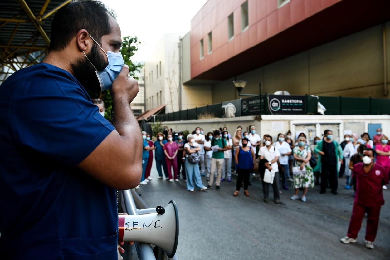 Vaccinarea obligatorie a personalului medical a intrat în vigoare, în Grecia. Proteste masive: arestări, gaze lacrimogene şi tensiuni Vaccinarea obligatorie a personalului medical a intrat în vigoare, în Grecia. Proteste masive: arestări, gaze lacrimogene şi tensiuni