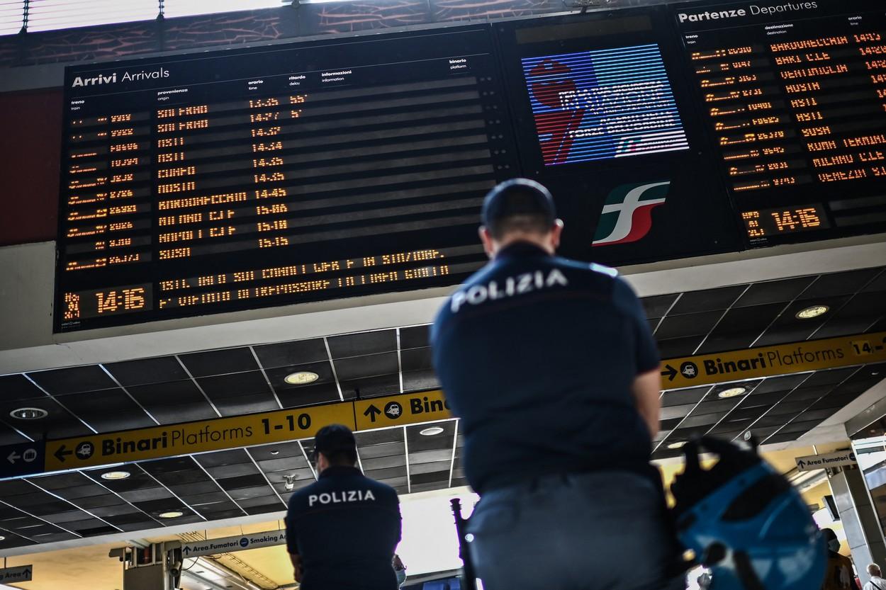 Poliţiştii italieni păzesc gările, după ameninţările protestatarilor "No Vax". Certificatul verde COVID, obligatoriu la îmbarcarea în trenurile de mare viteză Poliţiştii italieni păzesc gările, după ameninţările protestatarilor "No Vax". Certificatul verde COVID, obligatoriu la îmbarcarea în trenurile de mare viteză