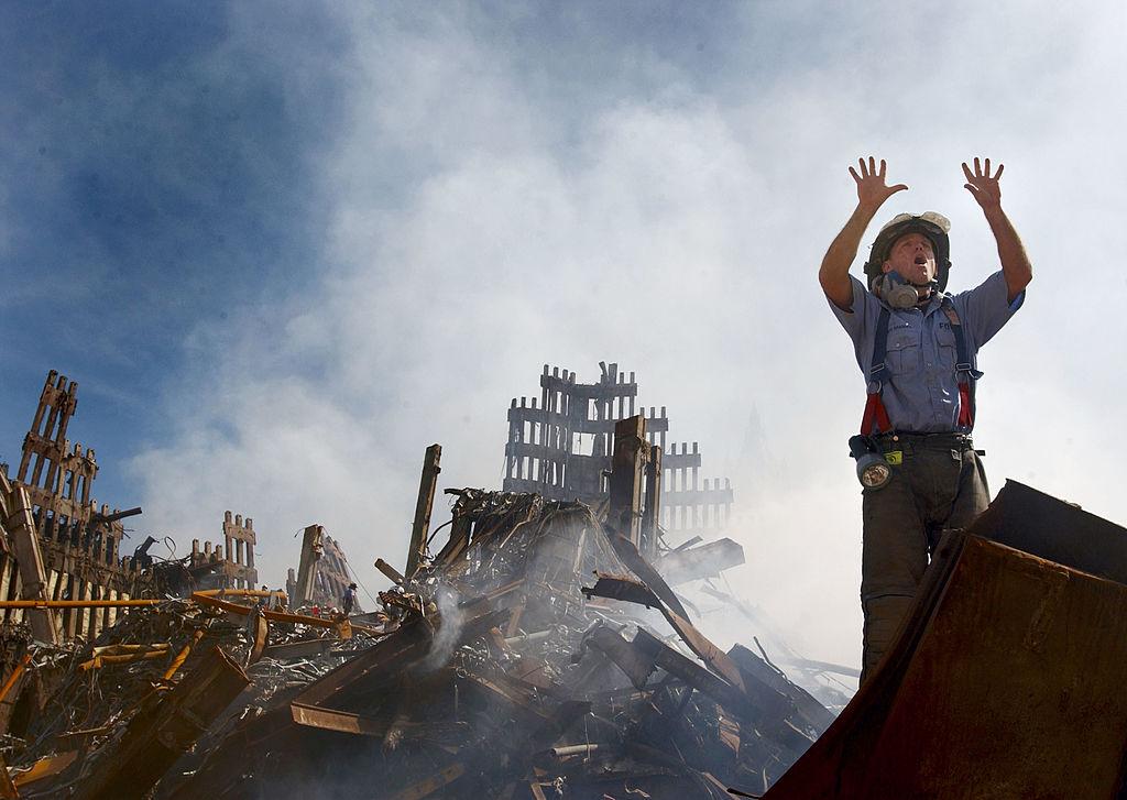 Un pompier din New York face apel pentru venirea a încă 10 salvatori, pentru a inainta printre ruinele celor două turnuri gemene ale World Trade Center, la câteva zile după atacul terorist din 11 septembrie 2001