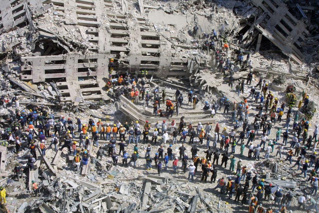 Echipajele de salvare roiesc printre ruine în căutarea victimelor, la două zile după atentatele de la 11 septembrie 2001
