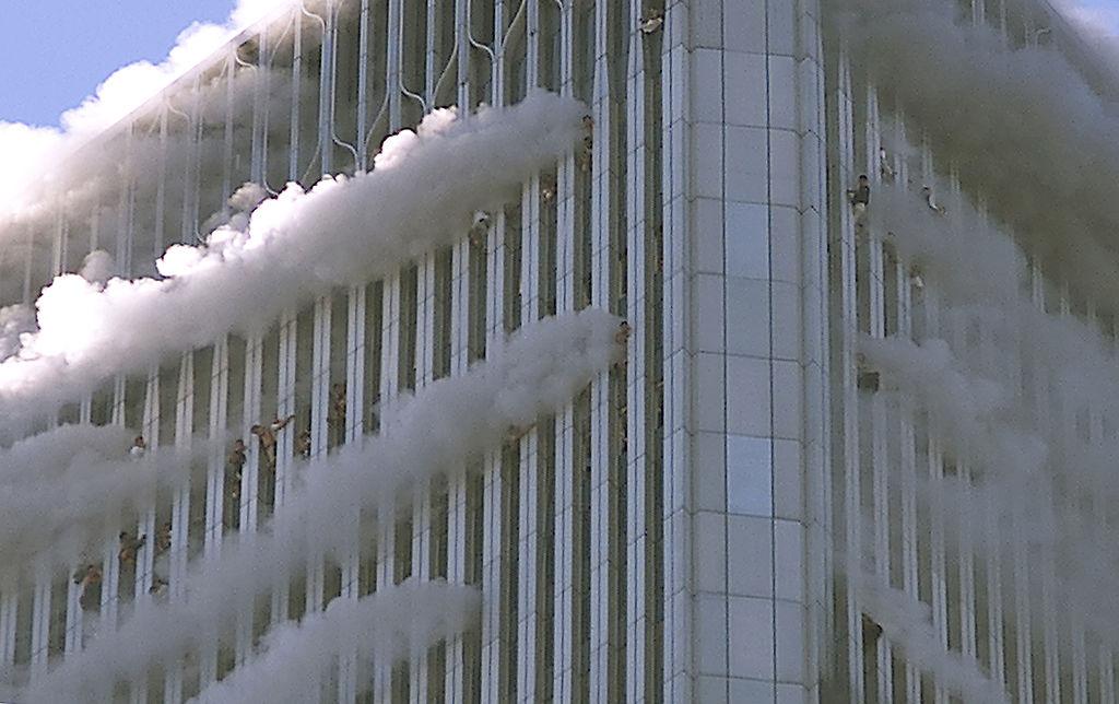 Oamenii atârnă de ferestrele Turnului de Nord al World Trade Center, 11 septembrie 2001