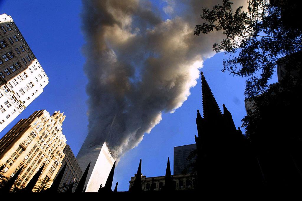 Fumul gros, ieşind din Turnurile de la World Trade Center, deturnate de două avioane pilotate de terorişti, 11 septembrie 2001