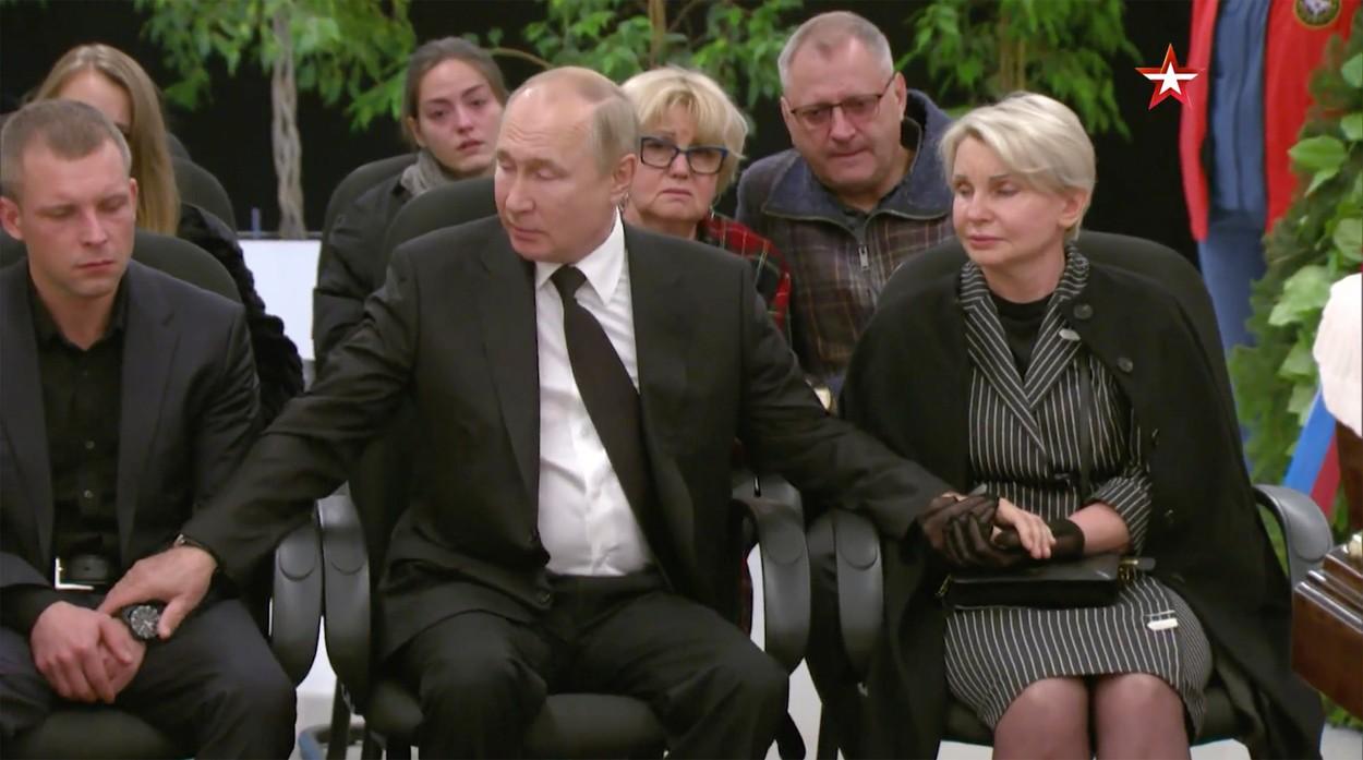 Vladimir Putin, plin de durere la sicriul fostului său bodyguard. Fost agent KGB, Evgheni Zinicev a murit în timpul unui exercițiu. VIDEO